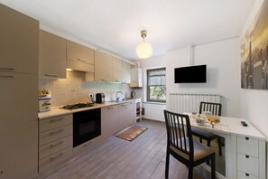 Fridge, oven, stovetop, dishwasher