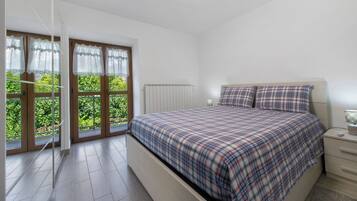 1 habitación, tabla de planchar con plancha, wifi y ropa de cama