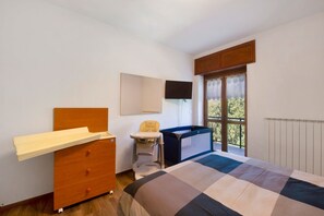 1 slaapkamer, een strijkplank/strijkijzer, wifi, beddengoed