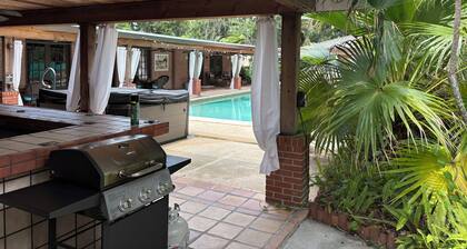 Charming 4-bedroom estate with WiFi, AC in pleasant Lakeland Must see !!!!