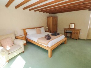 3 dormitoris, decoració individual i mobiliari individual 