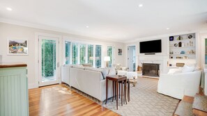 Una Smart TV, una chimenea, un reproductor estéreo