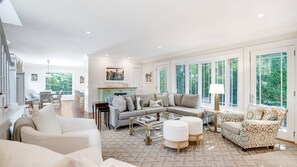 Una Smart TV, una chimenea, un reproductor estéreo