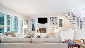 Smart-TV, Kamin, Stereoanlage