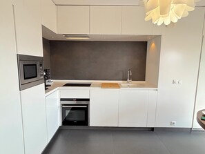 Køleskab, mikrobølgeovn, ovn, kogeplade