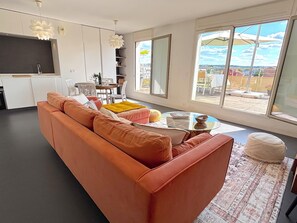 Smart TV, books, stereo