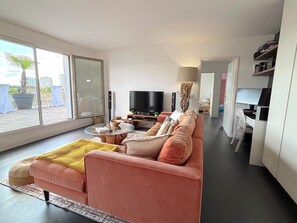TV connectée, livres, chaîne hi-fi