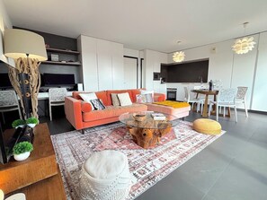TV connectée, livres, chaîne hi-fi