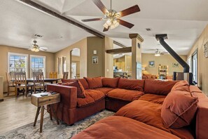 Televisión, chimenea y oficina 