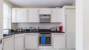 Køleskab, mikrobølgeovn, ovn, kogeplade