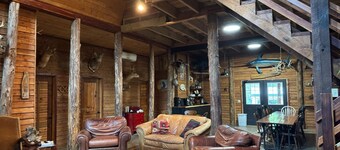 Spacious 10 bedroom cabin + bungalow on expansive property in Abbeville, SC