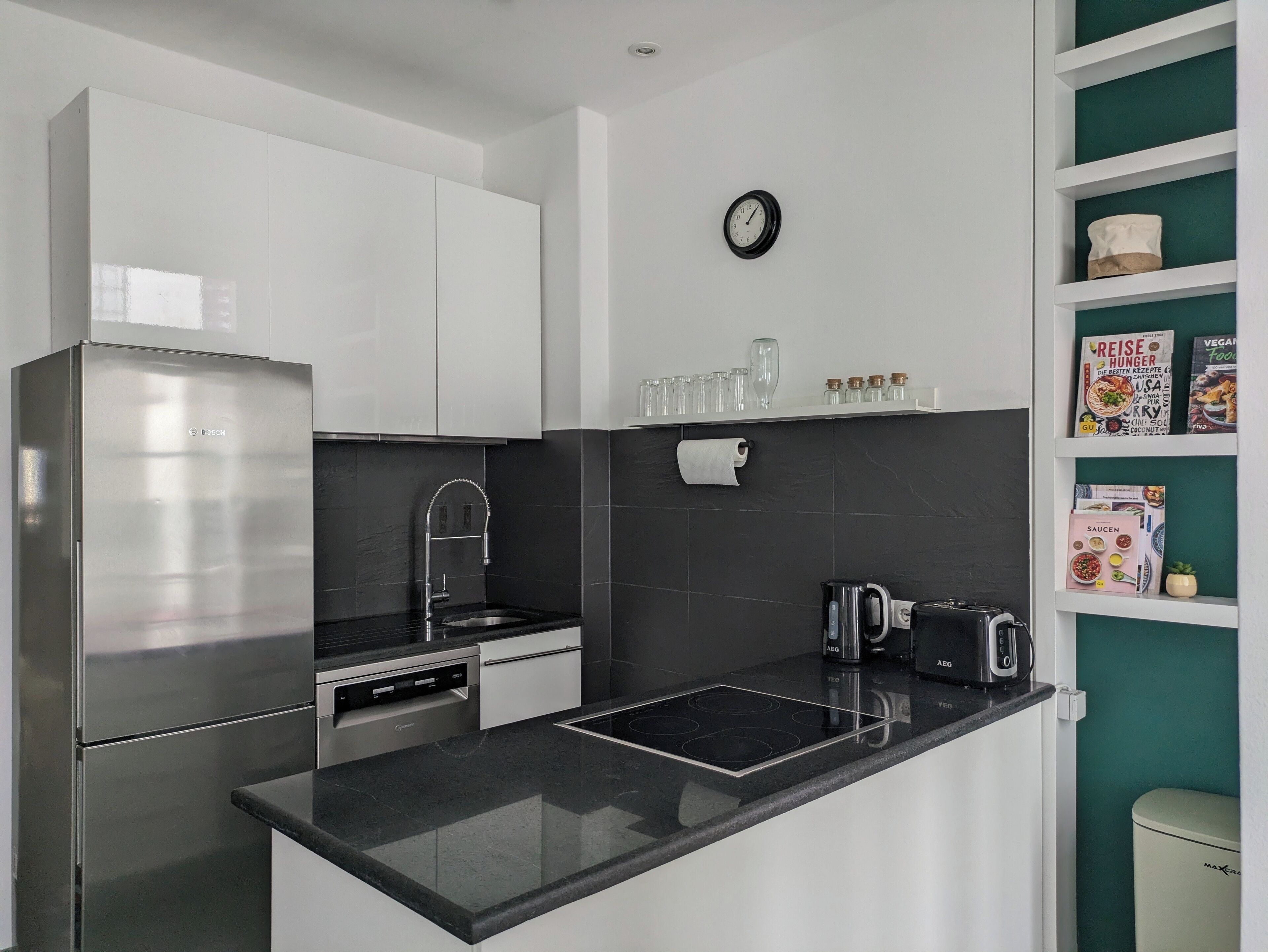 Kühlschrank, Mikrowelle, Ofen, Herdplatte