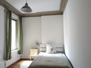 3 camere, una scrivania, ferro/asse da stiro, culla da viaggio