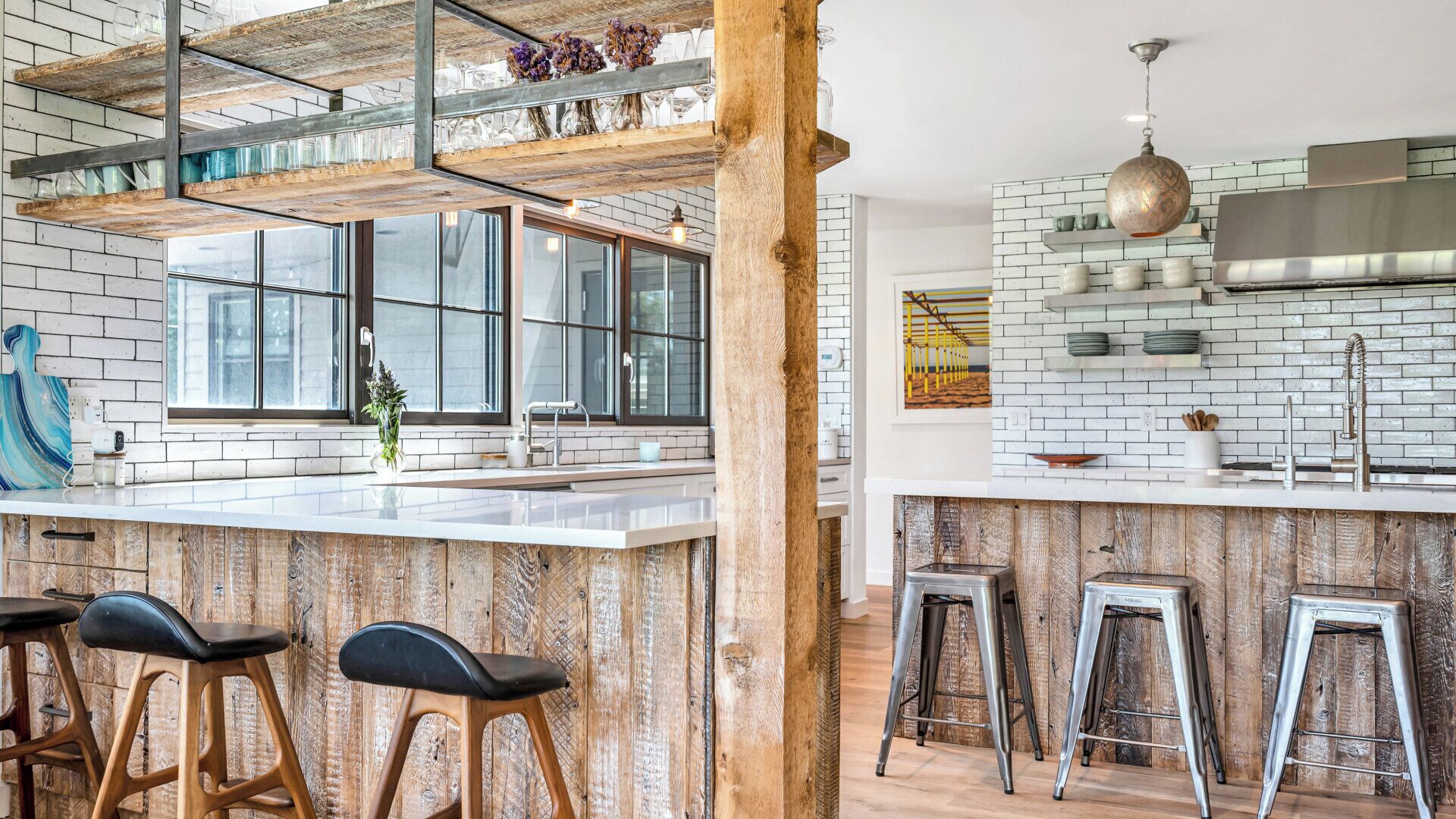 Mikrowelle, Ofen, Herdplatte, Wasserkocher mit Kaffee-/Teezubehör