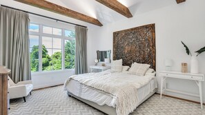 5 bedrooms, iron/ironing board, Internet, bed sheets