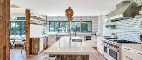 Mikroaaltouuni, uuni, liesi, kahvin-/teenkeitin