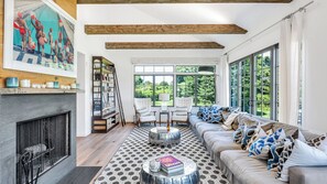 Smart TV, fireplace, ping pong, stereo