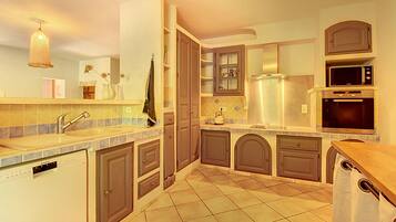 Een koelkast, een kookplaat