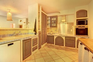 冷蔵庫、コンロ