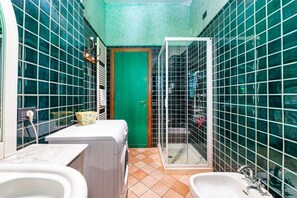 Shower, bidet, towels
