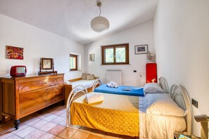 2 bedrooms, iron/ironing board, travel cot