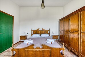 2 soverom, strykejern/-brett og reiseseng for barn