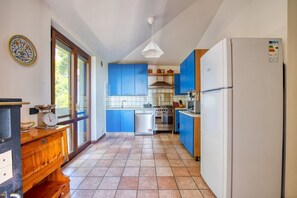 Réfrigérateur, micro-ondes, lave-vaisselle, grille-pain