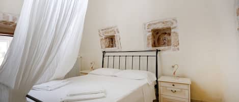 1 chambre, fer et planche Ă repasser