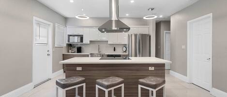 Frigorífico, microondas, horno y placa de cocina