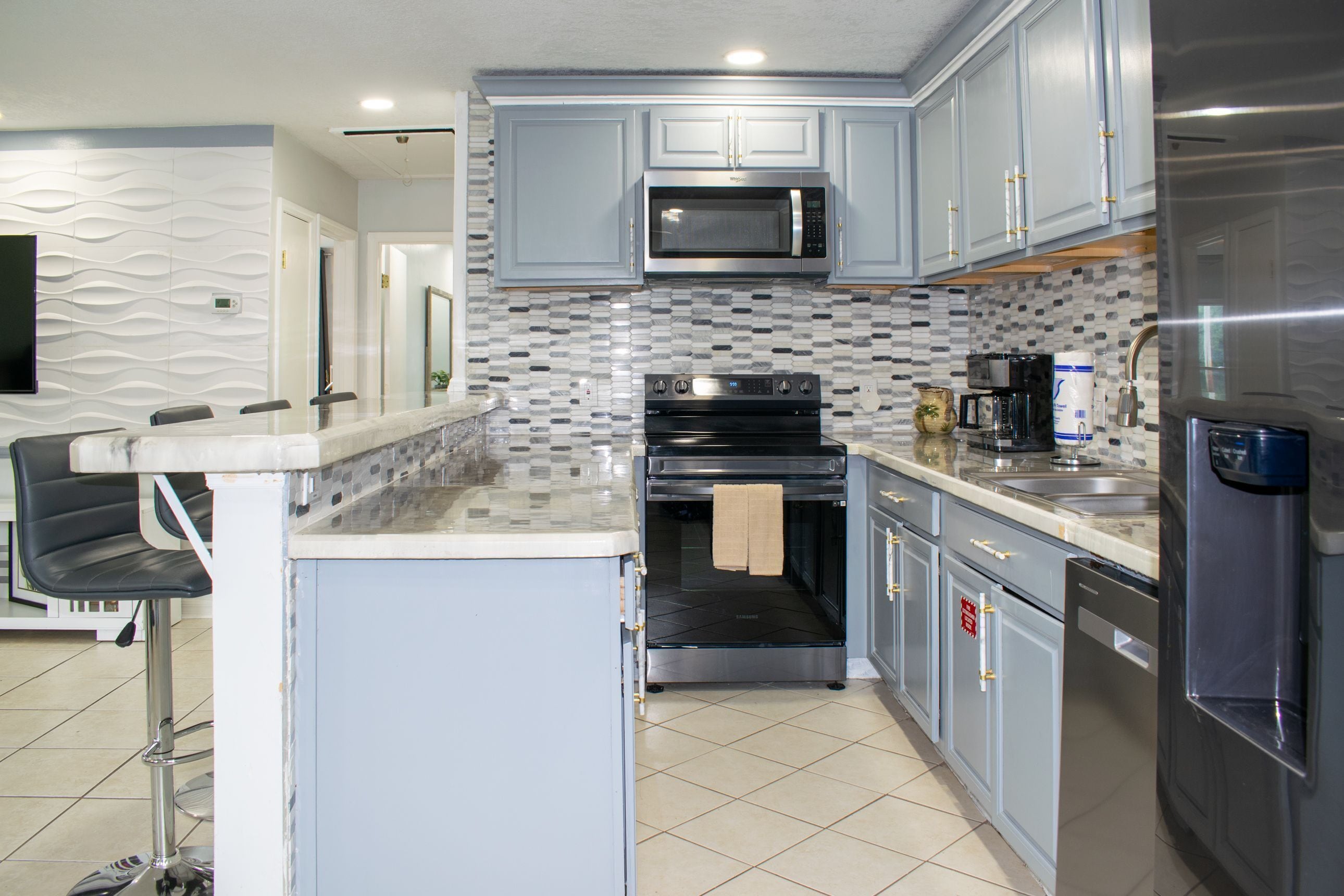 Réfrigérateur, four à micro-ondes, un four, surface de cuisson