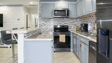 Réfrigérateur, four à micro-ondes, un four, surface de cuisson