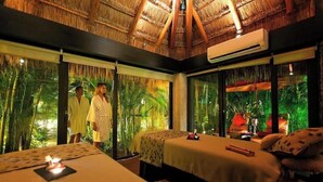 A room with a thatched roof, large windows, and a bed with a bedside table. - Available for Christmas and New Year's! Gorgeous & Homey 1BD Suite in VDP Cancún (Cancun)