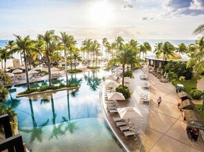 Utendørsbasseng og et oppvarmet basseng