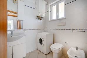 Een douche, een bidet, handdoeken