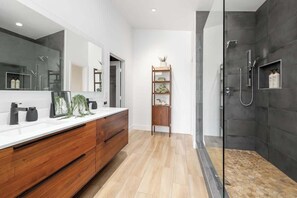 Shower, hair dryer, towels, shampoo - Gated Home With Pool & Hot Tub (Vista)