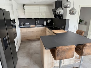 Kühlschrank, Mikrowelle, Ofen, Herdplatte