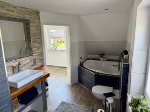 Shower, towels - Holiday Home 'Neeborg' with Private Terrace, Garden, and Wi-Fi (Zetel)