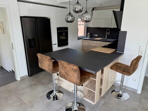 Réfrigérateur, four à micro-ondes, un four, surface de cuisson