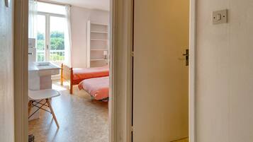 1 habitación, escritorio, wifi y ropa de cama