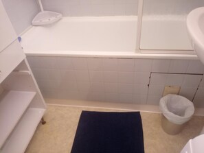 Douche, sĂšche-cheveux, serviettes fournies