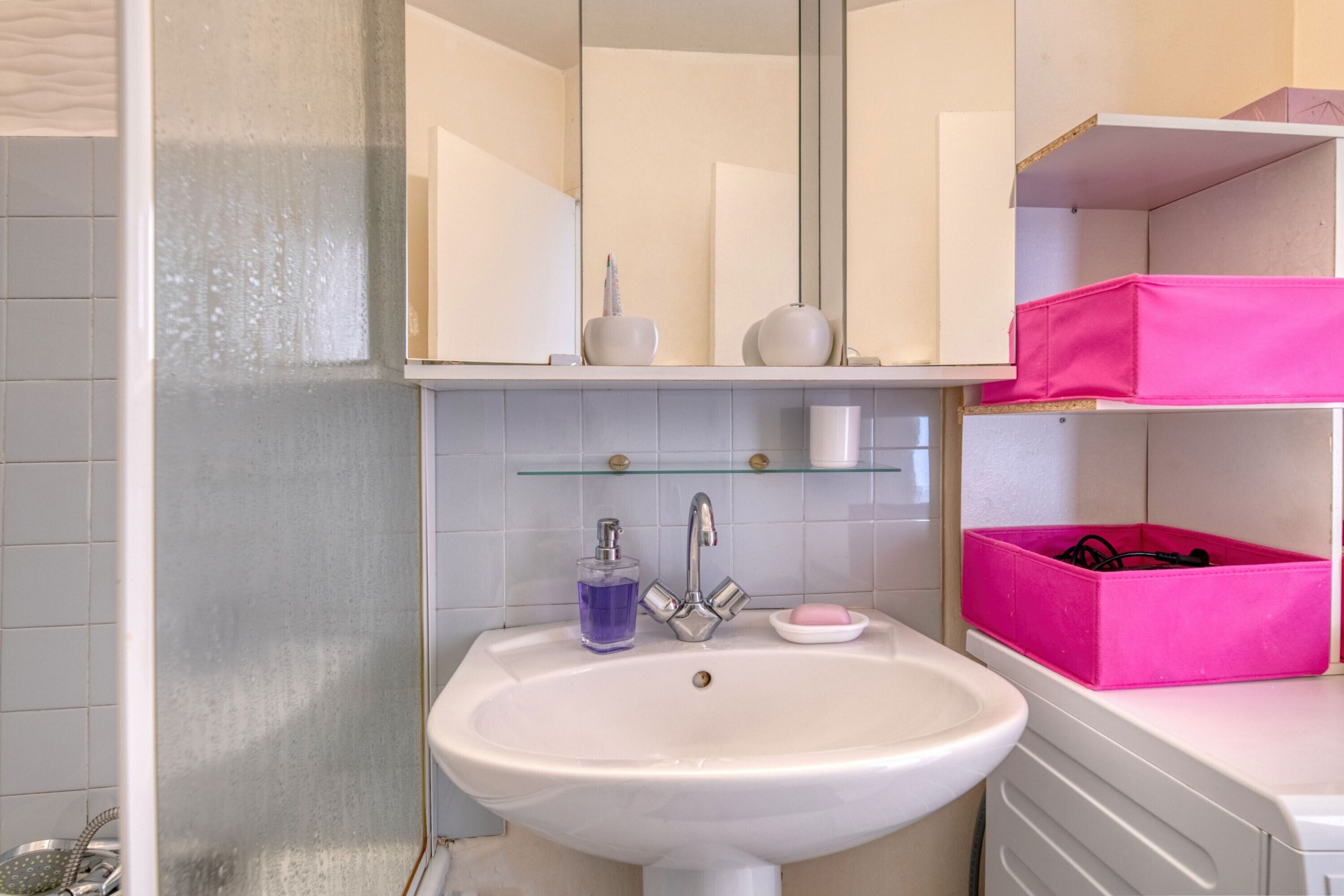 Suihku, ilmaiset hygieniatuotteet, hiustenkuivaaja, pyyhkeet