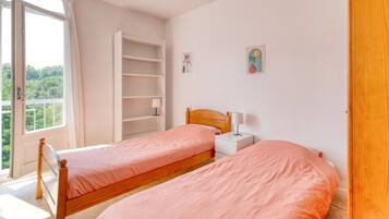 1 makuuhuone, työpöytä, Wi-Fi, vuodevaatteet