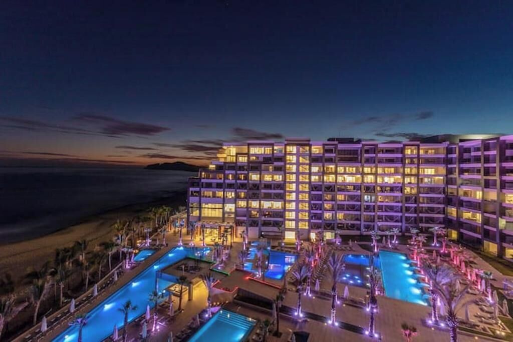 Una piscina al aire libre, una piscina climatizada