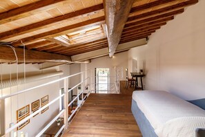 2 habitaciones y tabla de planchar con plancha 