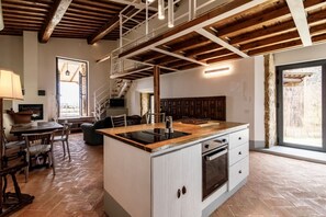 Réfrigérateur, un four, surface de cuisson, lave-vaisselle