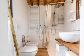 Douche, séchoir à cheveux, bidet, serviettes fournies