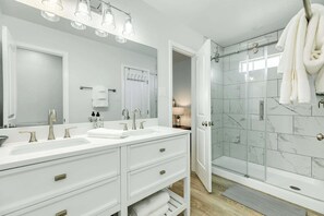 Shower, hair dryer, towels