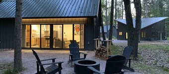 Bobcat Cabin @ Orange Tractor Retreat: a new, modern cabin on 40 private acres