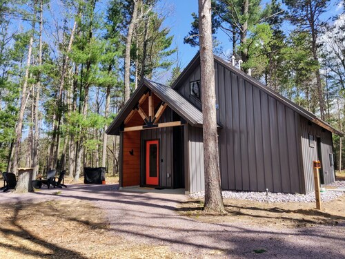 Eagle Cabin @ Orange Tractor Retreat: a new, modern cabin on 40 private acres