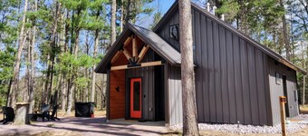 Eagle Cabin @ Orange Tractor Retreat: a new, modern cabin on 40 private acres